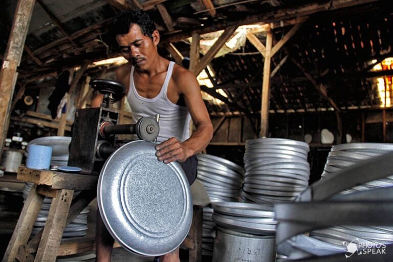 Pekerja menyelesaikan pembuatan langseng di Jalan paledang, Cileunyi Kulon, Kabupaten Bandung, Minggu (13/11/2016). Produksi langseng rumahan di Paledang ini sudah ada sejak tahun 1990 dan pasarnya telah mencakup seluruh Indonesia. PHOTOS'SPEAK/ Diki Gumilang