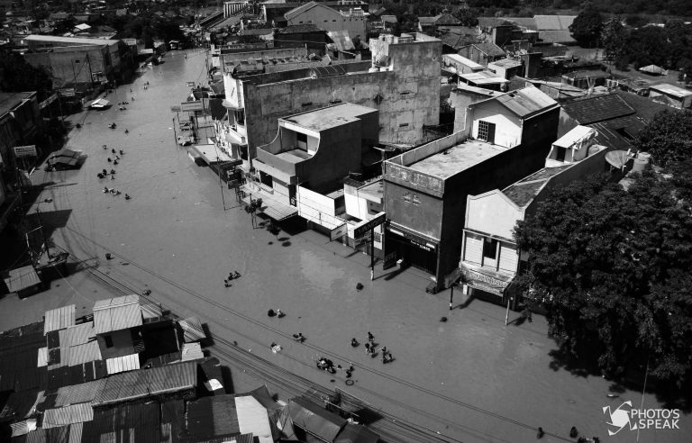 Memasuki musim penghujan, permasalahan banjir kerap kali melanda kawasan Bandung Raya. Bencana banjir seolah menjadi masalah klasik yang sulit diantisipasi. Setiap tahun, selalu saja ada wilayah atau pemukiman warga yang berada di daerah resapan air yang terkena banjir. Banjir di Kabupaten Bandung berdampak besar bagi warga Dayeuhkolot dan sekitarnya. Air banjir dikabarkan meluap sangat cepat pada Sabtu, 12 Maret 2016 kemarin. Akhirnya, air banjir yang datang dari luapan Sungai Citarum pun merendam sedikitnya 15 kawasan sekaligus, meliputi Cicalengka, Rancaekek, Cileunyi, Solokan Jeruk, Majalaya, Ciparay, Baleendah, Dayeuhkolot, Bojongsoang, Pameungpeuk, Banjaran, Arjasri, Cangkuang, Katapang dan Kutawaringin. Badan Penanggulangan Bencana Daerah menyebut angka 35.000 pemukiman warga terendam banjir, menjadi kasus banjir Kabupaten Bandung terbesar sepanjang 10 tahun terakhir. Dari data yang dimiliki BBWS, sedimentasi, berkurangnya penyerapan air akibat alih fungsi lahan dan penggundulan hutan serta sampah menjadi salah satu penyebab banjir di Bandung selatan.