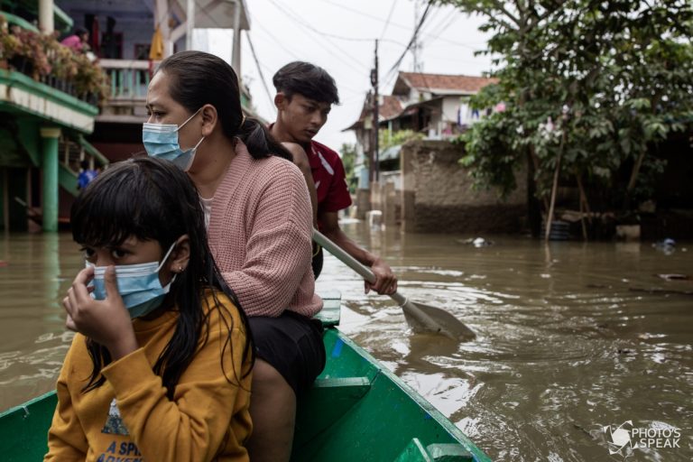 Warga melintasi genangan banjir di kawasan Desa Bojongasih , Kecamatan Dayeuhkolot, Kabupaten Bandung, Selasa (15/3/2022). Intensitas hujan yang tinggi pada Senin (14/3) sore mengakibatkan meluapnya Sungai Citarum dan merendam tiga kecamatan yakni Dayeuhkolot, Bojongsoang dan Baleendah setinggi 50 sentimeter hingga 150 sentimeter. photosspeak/Muhammad Farhan Al Rachman