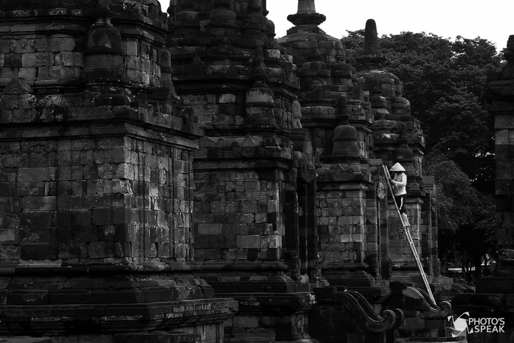 Prambanan, Cermin Kerukunan Antar Umat Beragama Candi Prambanan adalah kompleks candi berlatar Agama Hindu Terbesar di Indonesia, terletak di kecamatan Prambanan, Sleman dan kecamatan Prambanan, Klaten, atau kurang lebih 17 kilometer dari Yogyakarta kompleks candi di perbatasan antara Jawa Tengah dan Daerah Istimewa Yogyakarta. Candi ini diprediksi dibangun sekitar pertengahan abad 9 sebagai persembahan untuk Dewa Siwa, Brahma dan Wisnu. Prediksi tersebut didasarkan pada isi Prasasti Syiwagrha yang saat ini disimpan di Museum Nasional Jakarta. Sebagai candi yang dinobatkan sebagai situs warisan dunia oleh UNESCO pada tahun 1991 bukan tanpa alasan jika Candi Prambanan menjadi daya tarik bagi wisatawan baik domestik maupun mancanegara. Pada 27 Mei 2006 candi ini pernah diguncang gempa berkekuatan 5,9 skala richter yang menyebabkan beberapa bagian candi runtuh. Satu minggu setelahnya, UNESCO mempersiapkan bantuan darurat internasional bagi kawasan tersebut. Untuk menjaganya, sekitar bulan Juni 2016 lalu, pengelola mulai memberikan perekat diantara susunan batu supaya tidak begeser. Sudah selesai pada Candi Siwa dan akan berlanjut ke candi-candi lainnya. Terdapat 240 Candi di Prambanan, di Halaman 1 ada 16 candi yang terdiri dari 3 candi utama, yaitu Siwa, Brahma dan Wisnu, 3 Candi Wahana (kendaraan 3 dewa tersebut), 4 Candi Kelir, 2 Candi Apit dan 4 Candi Patok. Sisanya terletak di Halaman 2, sebanyak 224 buah. Arsitektur yang menawan tersaji di komplek candi yang berdampingan dengan 3 Candi berlatar Agama Budha, yaitu Candi Lumbung, Candi Bubrah dan Candi Sewu. Hal tersebut merupakan bukti kerukunan antara umat Budha dan Hindu di Pulau Jawa di masa lalu yang harus selalu dijaga saat ini, hingga masa mendatang.