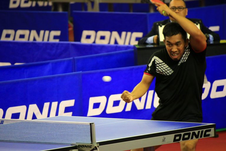Atlet tenis meja Jawa barat, Akhmad Dahlan berusaha mengembalikan bola pada PON XIX Jawa barat cabang olah raga tenis meja nomor tunggal putra di GOR Laga Tangkas 3, Jatinangor, Kab. Sumedang (28/9/2016). Pada babak Final tunggal putra, Akhmad dahlan di kalahkan atlet tenis meja Jawa Timur Ficky Supit dengan skor 4-0 dan harus puas mendapatkan medali perak. PHTO'S SPEAK/Dicky Adam Sidiq