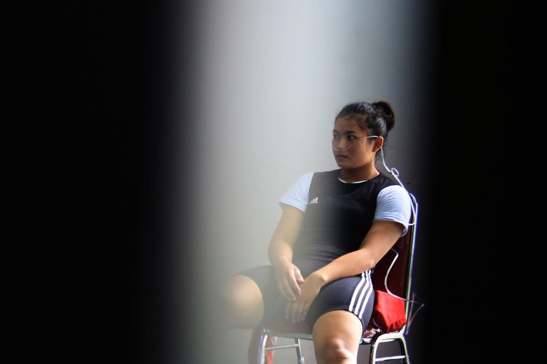 Lifter putri Bali Luh Putri Eka Anggraini memakai alat bantuan oksigen setelah cidera pada pertandingan angkat besi kelas 63 kilogram Pekan Olahraga Nasional (PON) XIX Jawa Barat di Gor Sabilulungan, Stadion Si Jalak Harupat, Kabupaten Bandung, Rabu (21/9/2016). PHOTO'S SPEAK/Bukbis Candra Ismet Bey