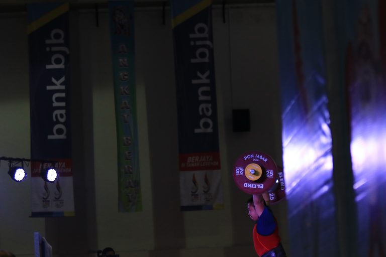 Lifter Putra Jawa Barat Imam Jamaludi melakukan angkatan clean and jerk pada nomor 85 kilogram pada pertangingan angkat besi Pekan Olahraga Nasional (PON) XIX di Gor Sabilulungan Kabupaten Bandung, Kamis (22/9/2016). Imam Jamaludin berhasil meraih emas serta memecahkan rekor PON dengan angkatan total angkatan 328 kilogram. PHOTO'S PEAK/Bukbijs Candra Ismet Bey