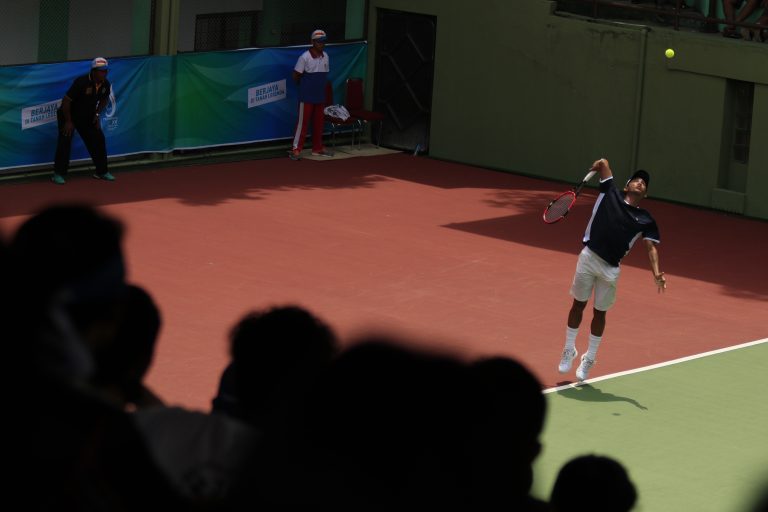 Petenis tunggal Jawa Barat, Nuradim Ramdani mengembalikan bola serangan petenis Jawa Timur, M Rifqi Fitriadi saat final cabang olahraga Tenis Beregu Putra Pekan Olahraga Nasional (PON) XIX 2016 di Lapangan Tenis Maluku, Jalan Maluku, Kota Bandung, Jumat (23/9). Tim tenis beregu putra Jawa Barat berhasil meraih medali perak setelah kalah tim Jawa TImur dengan skor akhir 2-1, sedangkan medali perunggu diraih tim Kalimantan Timur. PHOTO'S SPEAK/Bukbis Candra Ismet Bey