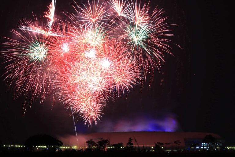 Pertunjukan kembang Api pada penutupan Peana Olahraga Nasional (PON) XIX 2016 di Stadion Gelora Bandung Lautan Api, Kota Bandung, Kamis (29/9/2016). Jawa Barat meraih juara umum dengan perolehan medali emas 217, perak 157 dan perunggu 157 disusul juara dua diperoleh oleh Jawa Timur dengan total medali emas 132, perak 138 dan perunggu 134 dan juara ketiga diraih DKI Jakarta dengan perolehan emas 132 perak 120 dan perunggu 118. PHOTO'S SPEAK/Bukbis Candra Ismet Bey
