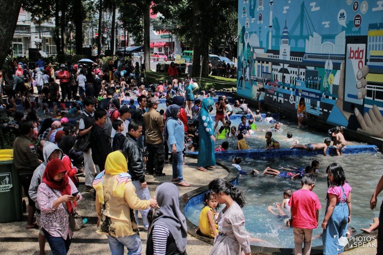 Liburan Tahun Baru, Warga Padati Taman Balai Kota