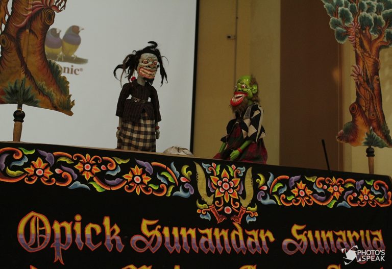 Dalang Opick Sunandar Sunarya memainkan wayang golek usai peluncuran buku Wayang Golek of Ciptagelar di Aula Otto Iskandar Dinata, Universitas Pasundan, Jalan Setiabudhi, Kota Bandung, Selasa (22/11/2016). Acara yang diselenggarakan Lembaga Budaya Sunda (LBS) Unpas, bekerjasama dengan kesepuhan Ciptagelar ini terdiri dari bedah buku, pameran angklung ciptagelar dan pementasan wayang. Pementasan wayang tersebut bertujuan agar penonton mengetahui perkembangan wayang golek saat ini. ASEP SOLIHIN/PHOTO'S SPEAK