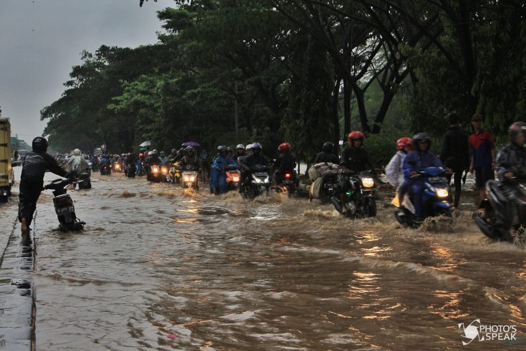 ﻿Sejumlah kendaraan berusaha menembus air yang menggenang Jalan Soekarno Hatta tepatnya sekitaran Pasar Induk Gedebage, Kota Bandung, Jawa Barat, Jumat (28/10/2016). Hujan yang turun beberapa hari ke belakang, membuat Sungai Cinambo meluap, akibatnya terjadi banjir dibeberapa titik. Titik paling parah terendam banjir berada di Jalan Rumah Sakit dengan ketinggian air mencapai 60 cm. PHOTO'S SPEAK/Adi Maulana Ibrahim