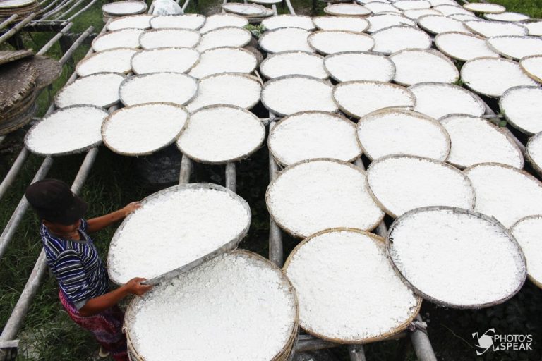 Buruh Penjemur Tepung