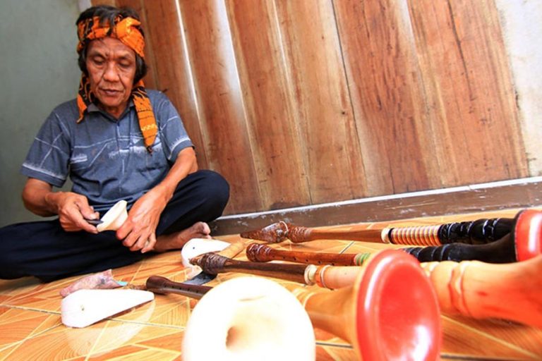Abah Uhi (61) menyelesaikan pembuatan terompet tradisional di rumah produksinya di kampung cigagak, Desa Cipadung, Cibiru, bandung (19/9). satu terompet bisa di kerjakan dalam dua hari. harga terompet tradisional ini mulai dari Rp. 350. 000 sampai Rp. 400.000. DICKY ADAM SIDIQ