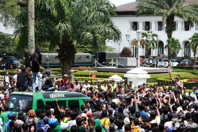 Aksi Demo Angkot dan Taksi