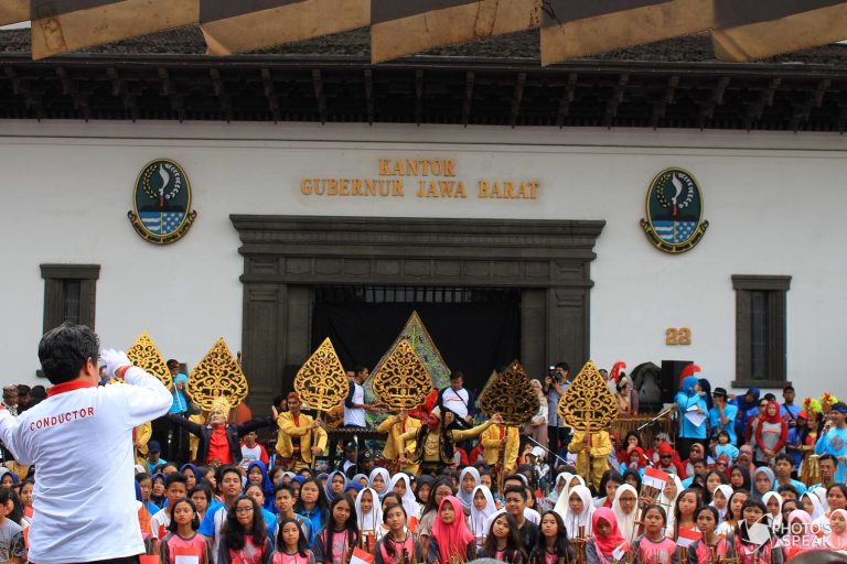 HARI ANGKLUNG SEDUNIA- Ratusan pelajar asal perwakilan sekolah se-Jawa Barat memainkan angklung di Gedung Sate, Jalan Diponogoro, Kota Bandung, Minggu (20/11/2016). Acara yang diadakan setiap tahun ini untuk memperingati hari angklung sedunia yang jatuh pada tanggal 16 Nopember. PHOTOSSPEAK/ FAUZAN