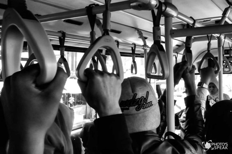 Sejumlah penumpang bus Damri berdiri dan berpegangan pada handel karena tidak mendapatkan tempat duduk ketika melintas Jalan Soekarno-Hatta, kota Bandung, Jawa Barat, Senin (31/10/2016). Bus Damri diminati karena tarifnya yang murah. Namun kurangnya armada bus berkapasitas 80 penumpang yang terdiri dari 30 kapasitas duduk dan 50 berdiri ini, membuat calon penumpang menunggu lama. PHOTO'S SPEAK/Abdillah Hanifan