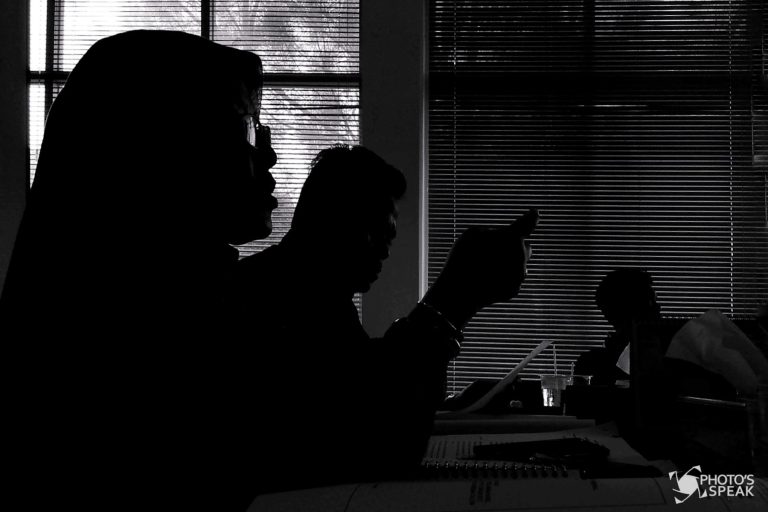 Siluet wajah komisioner Komisi Pemilihan Umum (KPU) Kota Cimahi, Sri Suasti saat rapat bersama tiga tim pemenangan Pasangan Calon (paslon) Walikota dan Wakil Walikota membahas jadwal kampanye terbuka, di kantor KPU Kota Cimahi, Jl. Pasantren, Selasa (1/11/2016). Permintaan tim pemenangan paslon yang menginginkan kampanye terbuka digelar di waktu dan tempat yang sama ditolak KPU karena pertimbangan keamanan. PHOTO'S SPEAK/Bahi Binyatillah B