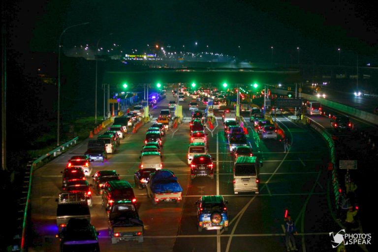 Kendaraan pemudik memadati gerbang Tol Cileunyi, Kabupaten Bandung, Jumat (29/4/2022). Tiga hari menjelang lebaran tahun 2022 mulai terjadi kepadatan kendaraan di Gerbang Tol Cileunyi dengan volume kendaraan diperkirakan berkisar 12 ribu kendaraan perhari. Muhammad Farhan Al Rachman/PHOTOSSPEAK