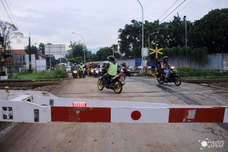 Pengendara Terobos Perlintasan Kereta Api