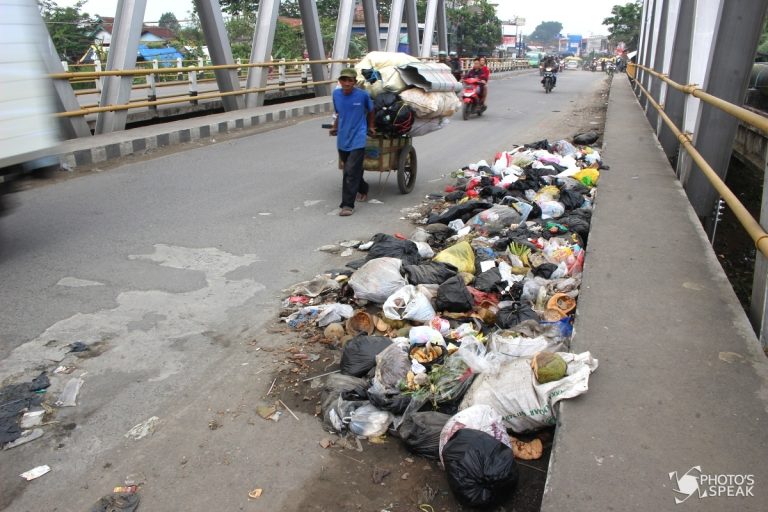 Tumpukan Sampah Di Bahu Jalan