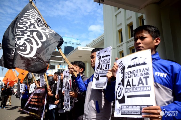 Gerakan Mahasiswa Pembebasan dan Elemen Mahasiswa Bandung menggelar aksi demo di depan Gedung Merdeka, Jalan Asia Afrika, Kota Bandung, Sabtu (29/10/2016). Dalam aksinya mereka menentang intervensi asing yang menyebabkan kekisruhan politik dan kebijakan ekonomi. Selain itu mereka menggugat kepemimpinan Presiden Jokowi yang memberikan "Karpet Merah" bagi kapitalisme timur dan kapitalisme barat.Achmad Nugraha/Photo's Speak
