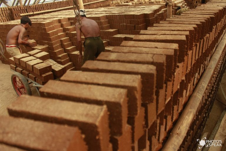 Produksi Bata Terkendala Cuaca