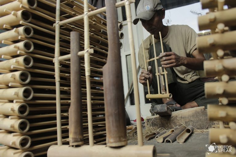 Pengrajin Angklung