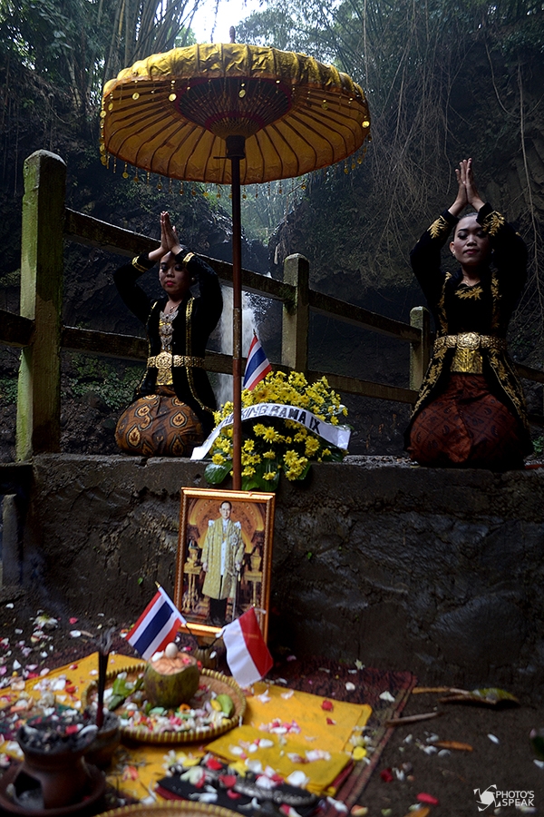 Kelompok Anak Rakyat (Lokra) mempersembahkan tari dan doa untuk Raja Rama IX Bhumibol Adulyadej di Curug Dago, Kota Bandung, Jawa Barat, Kamis (20/10/2016). Persembahan tersebut peringatan tujuh hari wafatnya Raja Thailand King Rama IX Bhumibol Adulyadej sebagai wujud solidaritas serta ungkapan duka cita. PHOTO’S SPEAK/Agvi Firdaus