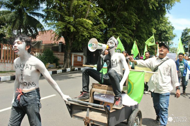 Unjuk Rasa Pembuatan Jalan