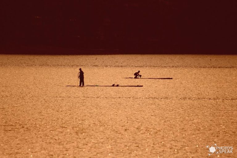 Siluet nelayan di Situ Cileunca, Kecamatan Pangalengan, Kabupaten Bandung, Senin (1/8/2016). Situ Cileunca merupakan PLTA (Pembangkit Listrik Tenaga Air) dengan luas sekitar 1400 hektar, pemandangan yang indah menjadikan situ cileunca terkenal sebagai objek wisata, bukan sebagai PLTA. PHOTO'S SPEAK/Adi Maulana Ibrahim