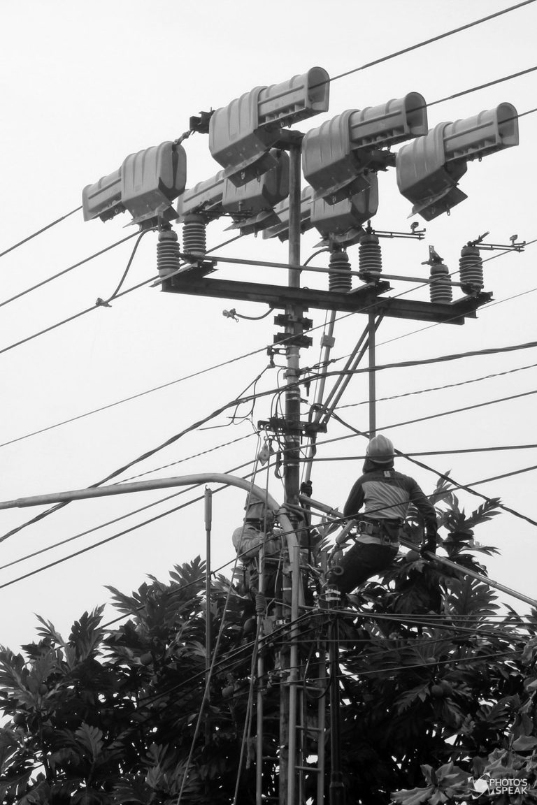 Tim Pekerjaan Dalam Keadaan Bertegangan (PDKB) mengganti load break switch atau saklar pemutus beban di Jalan A.H. Nasution, Ujung Berung, Kota Bandung, Selasa (1/11/16). Penggantian saklar manual ke saklar motoresgas guna memperbarui peralatan penghubung lama menjadi ke modern yang fungsinya juga lebih baik. PHOTO'S SPEAK/Angga Indrajid