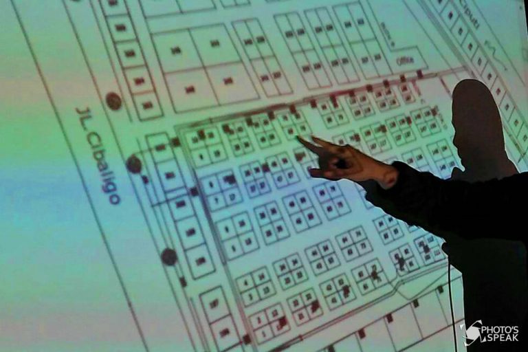 Bayangan set manager, Budi dari PT. Langit Jingga Ideal (LJI) selaku pelaksana proyek pembangunan Pasar Cimindi menerangkan Set Plan saat sosialisasi kepada pedagang di Pasar Cimindi, Jl. Mahar Martanegara, Kota Cimahi, Senin (31/10). Proses pembangunan yang rencananya dimulai pada November hingga bulan Desember 2016 ini bertujuan agar aktivitas perekonomian di pasar lebih representatif dan nyaman. Alokasi dana pembangunan berasal dari Dana Alokasi Khusus (DAK) dan APBD Kota Cimahi sebesat Rp. 2,6 miliar. PHOTO'S SPEAK / Bahi Binyatillah