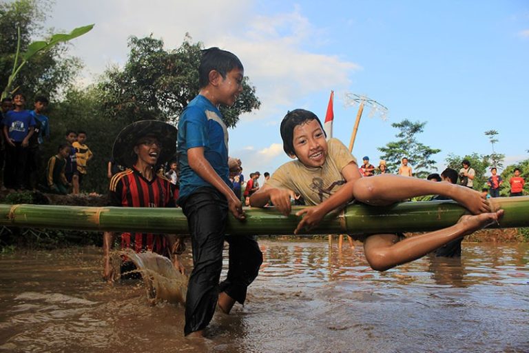 Sejumlah Anak mengikuti Lomba Gebug bantal di Kampung Pamoyanan, Desa Panenjoan, Kecamatan Cicalengka, Kabupaten Bandung, (18/8/2016). Dalam memperingati Hari Ulang Tahun Republik Indonesia ke 71, berbagai lomba di adakan guna menumbuhkan nilai Nasionalisme. PHOTO'S SPEAK/Dicky Adam Sidiq