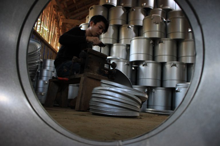 Deden (20 ) menyelesaikan pembuatan langseng di Kampung Seke Jengkol, Desa Cileunyi, Kecematan Cileunyi, Kabupaten Bandung, Kamis (11/8/2016). pengrajin menjual langseng ini Rp. 200 ribu / 1 set yang berisi 7 buah langseng dari yang terkecil hingga yang paling besar. Pemasaran langseng di wilayah bandung hingaa Pulau sumatera dan kalimantan. PHOTO'S SPEAK/Dicky Adam Sidiq