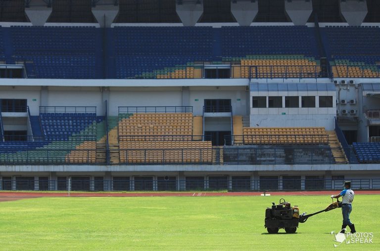 Perawatan Rumput Stadion GBLA