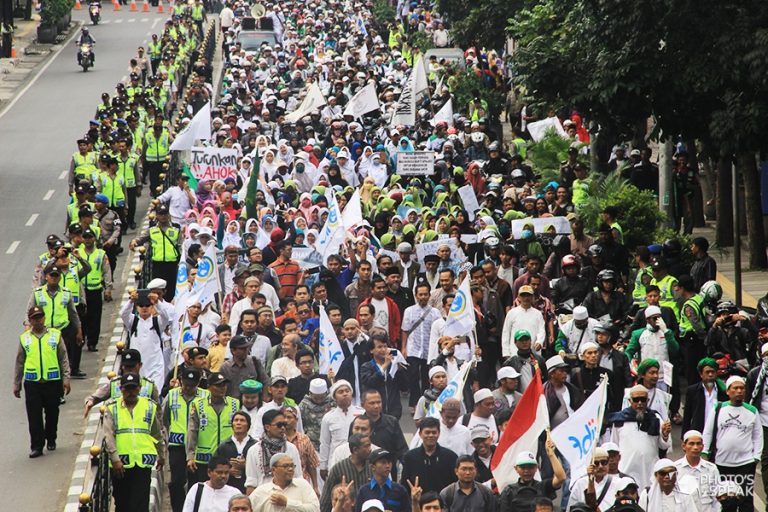 Ribuan Umat Muslim melakukan long march menuju Gedung Merdeka setelah berorasi di depan Gedung Sate, Kota Bandung, Jum’at (21/10/2016). Umat Muslim Jawa Barat menuntut proses hukum terkait dugaan penistaan agama oleh Gubernur DKI Jakarta, Basuki Tjahaja Purnama (Ahok). PHOTO'S SPEAK/Ricky Fatria