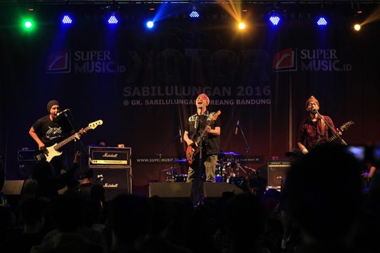 Band Cupumanik menutup acara live musik "Rock Kotor" yang diselenggarakan di Gedung Kesenian Sabilulungan, Soreang, Kabupaten Bandung. Minggu (16/10/2016). PHOTO'S SPEAK/Taufik Hidayat